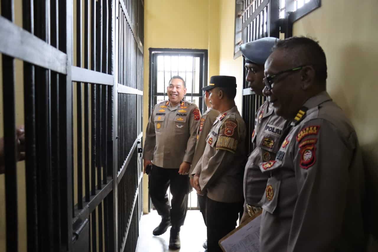 Cek Ruang Tahanan, Kapolres Kapuas Hulu Ingatkan Petugas Jaga Sigap dan Disiplin Jalankan Tugas