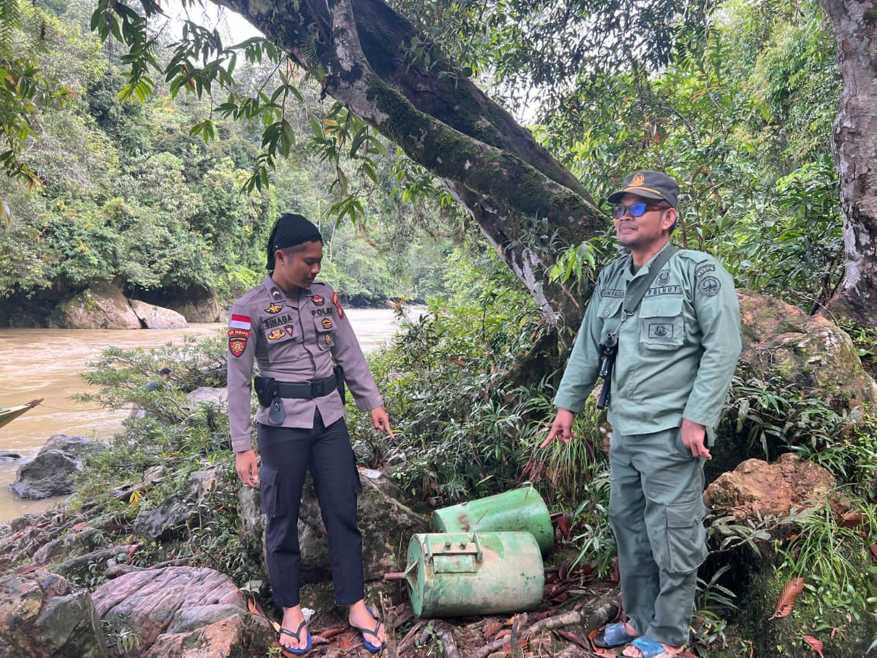 Polres Kapuas Hulu dan Polhut Amankan Barang Bukti Mesin Gelondong Pemecah Batu dan Jeriken di Kawasan TNBK