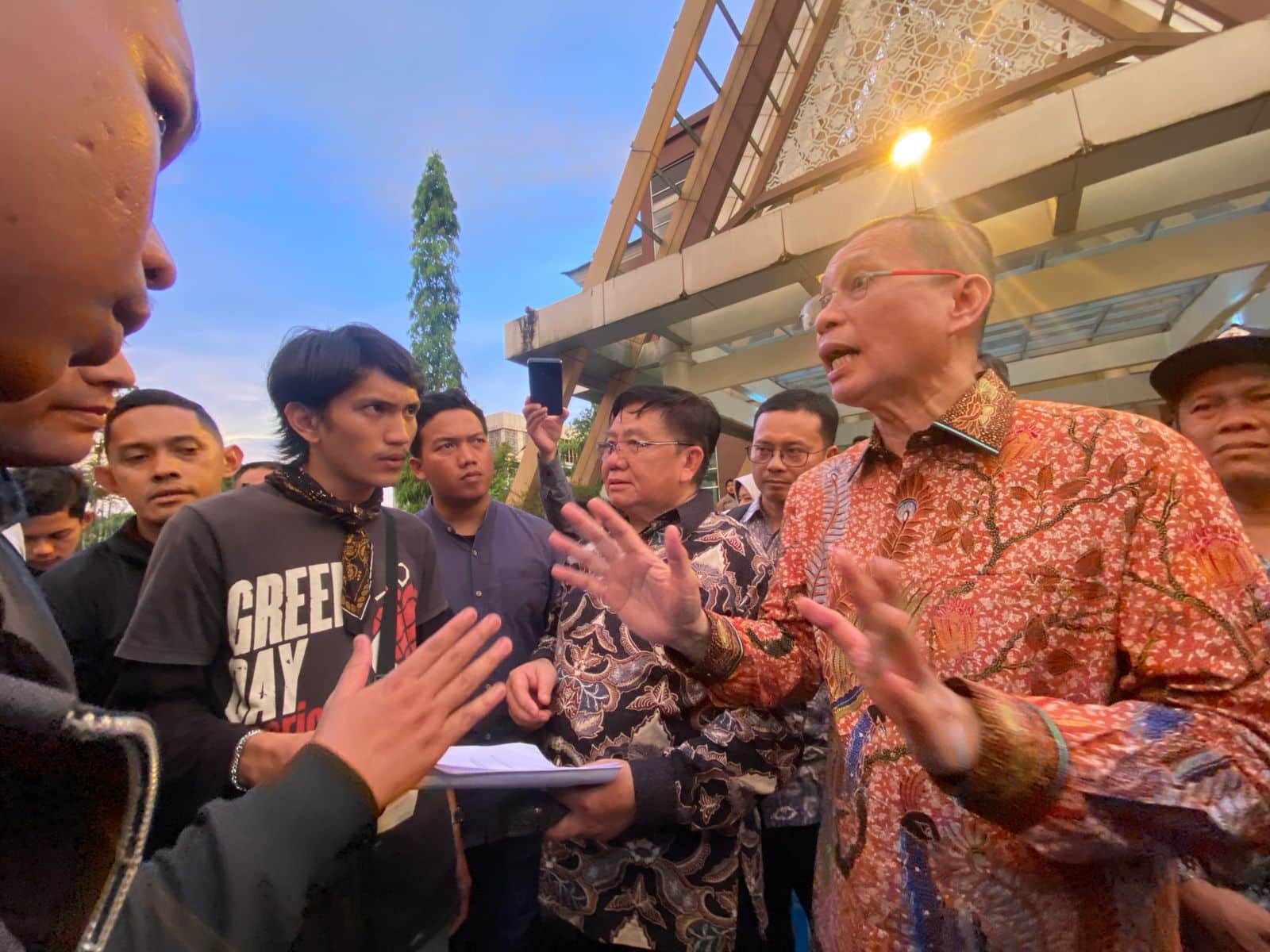 Mahasiswa Untan Gelar Aksi Depan Gedung Rektor: Tolak Undur Wisuda hingga Soroti PKL di Wilayah Kampus