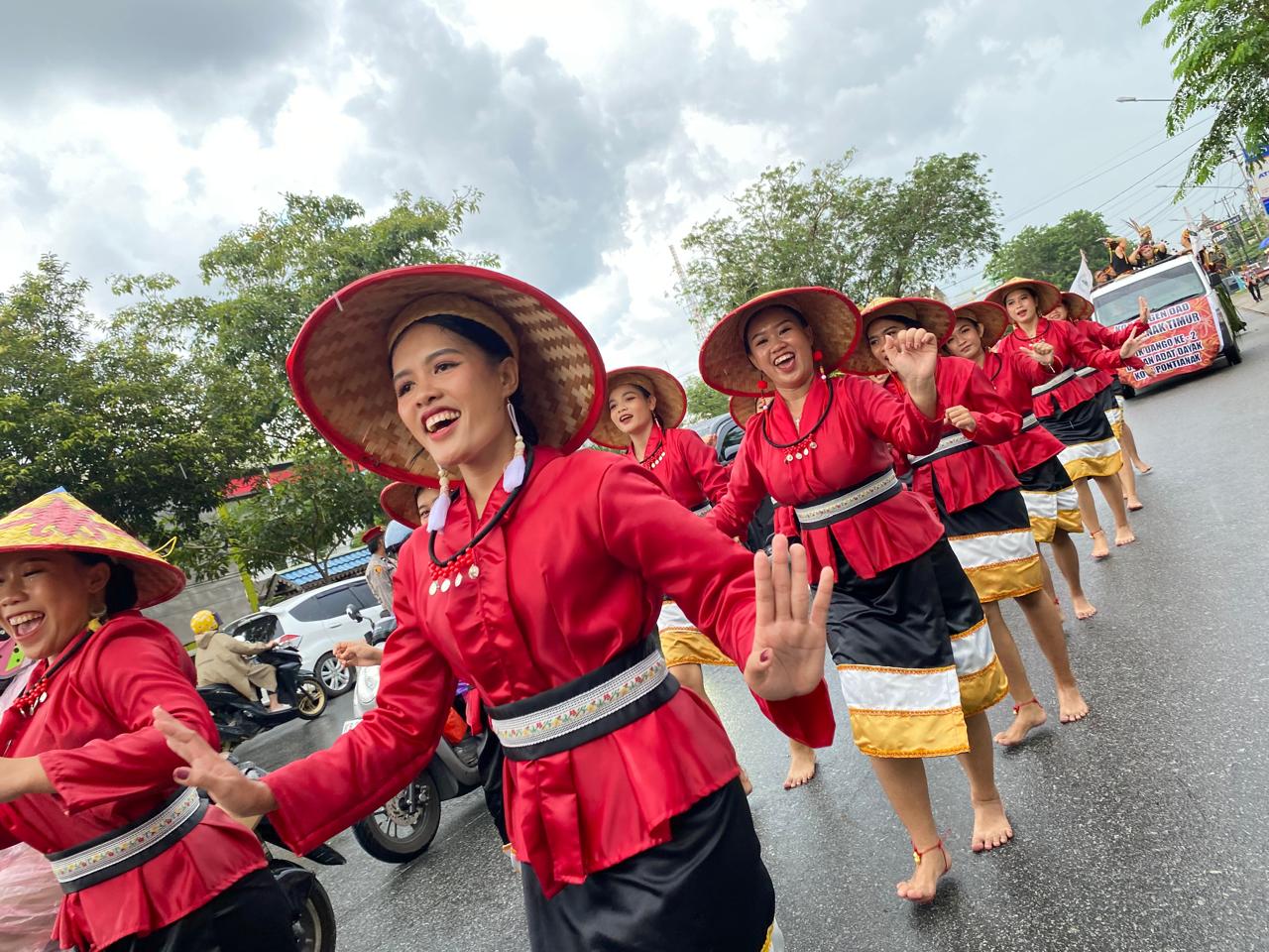 Meski Diguyur Hujan, Pawai Budaya Naik Dango ke-2 di Pontianak Tetap Berjalan dan Semarak