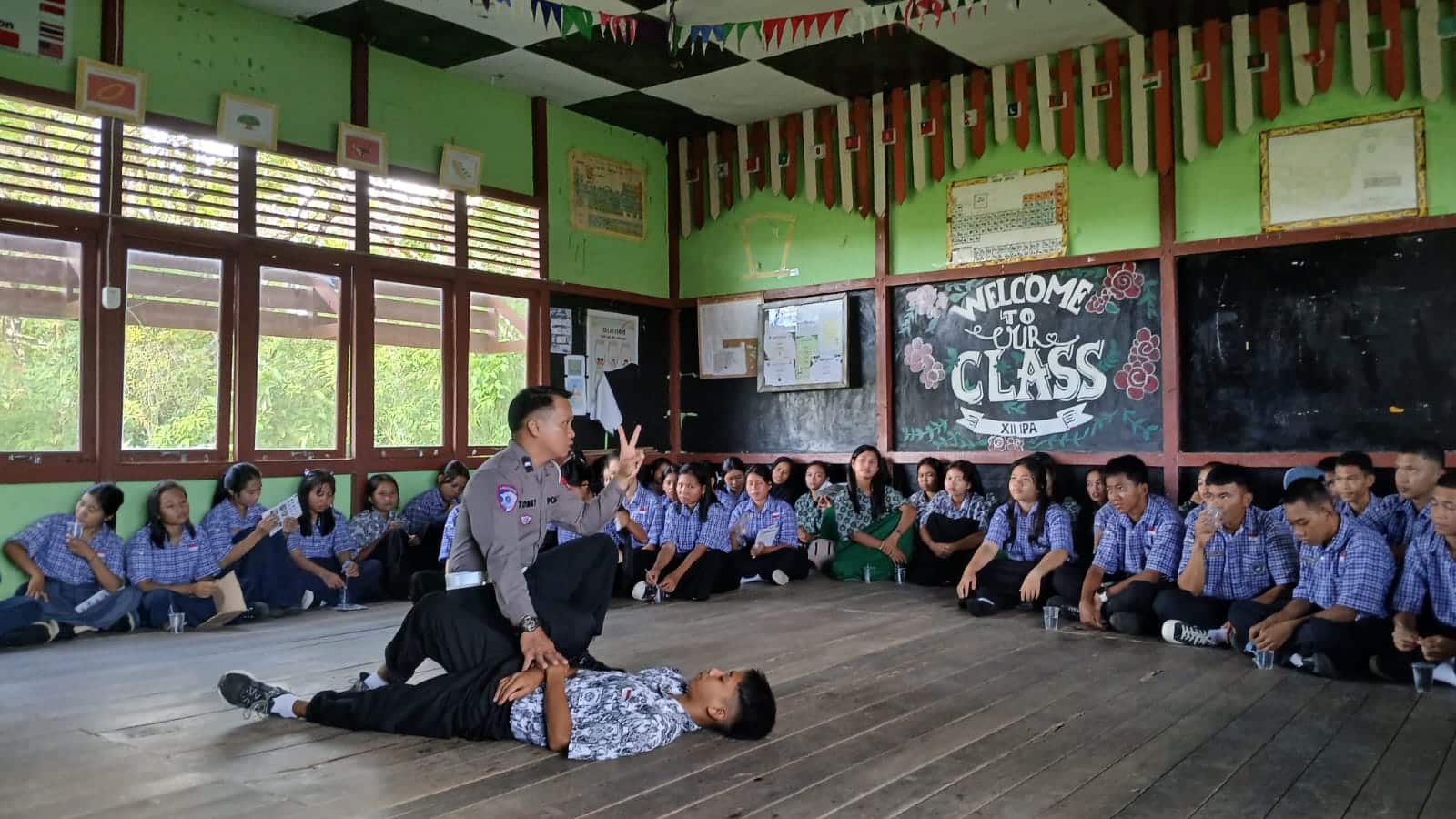Polres Kapuas Hulu Sosialisasikan Kamseltibcarlantas dan Kamtibmas kepada Pelajar SMAN 1 Bika