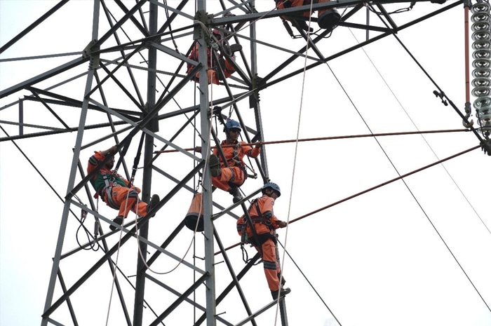 PLN Sigap Atasi Gangguan Transmisi Akibat Sambaran Petir di Tengah Libur Lebaran