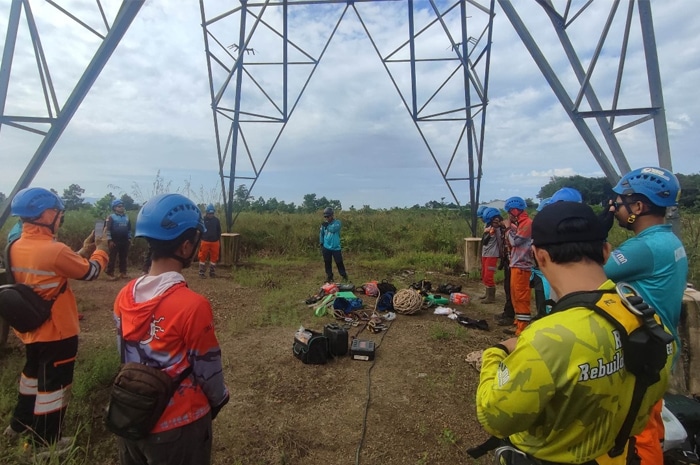 PLN Bergerak Cepat, Travers Tower dari Mantuil Dibongkar untuk Pulihkan Kelistrikan Muara Teweh