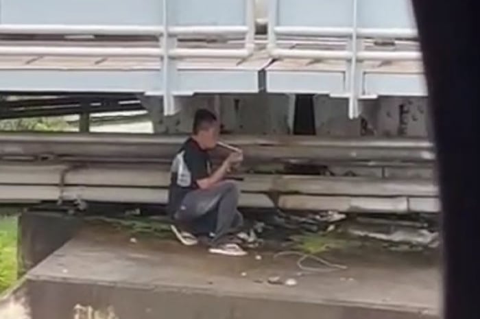 Viral! Pria Diduga Santai Pakai "Garam Cina" di Bawah Jembatan Kapuas 1 Pontianak