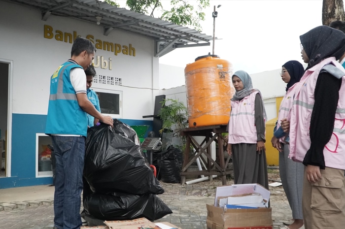 Srikandi PLN UP2B Kalselteng Peringati Hari Bumi dengan Aksi Peduli Lingkungan di Banjarbaru
