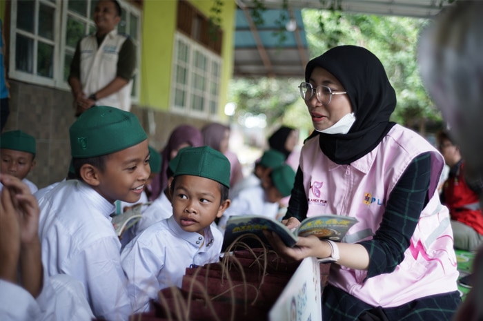 YBM dan Srikandi PLN UP2B Kalselteng Peringati Hari Buku Sedunia dengan Aksi Berbagi Buku