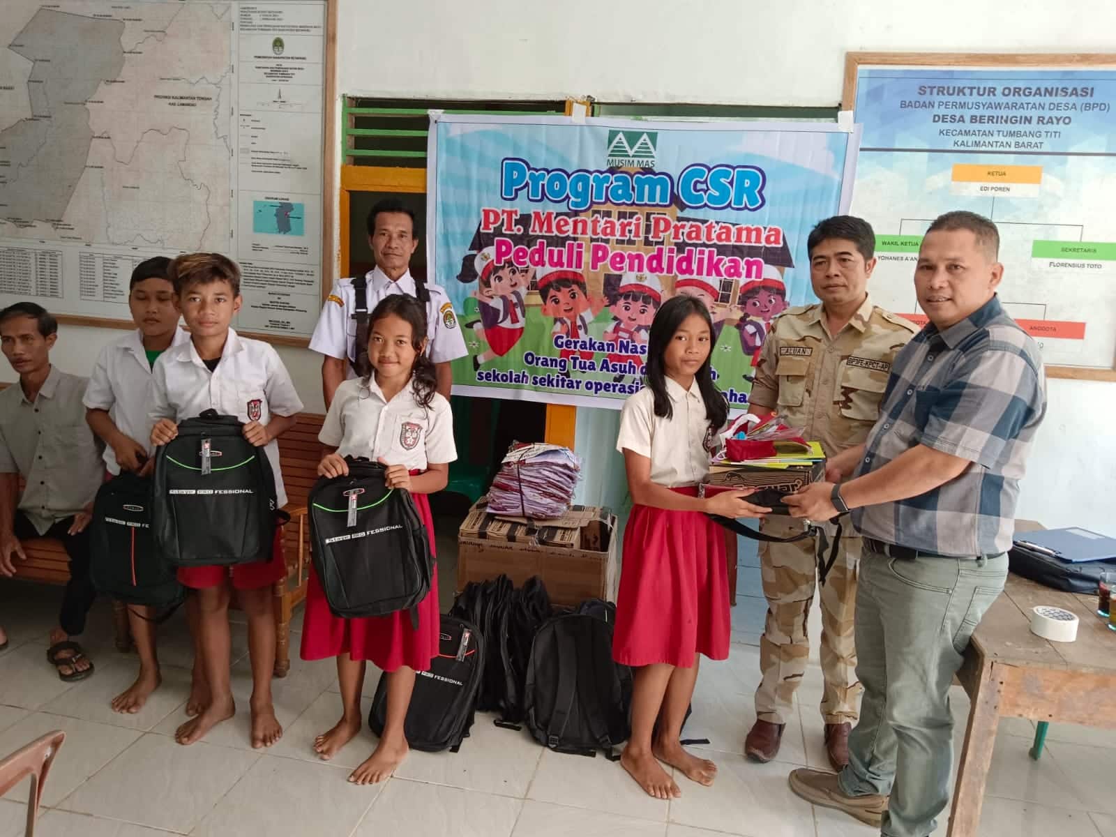 PT Mentari Pratama Salurkan Bantuan Pendidikan untuk 240 Siswa di Kecamatan Tumbang Titi