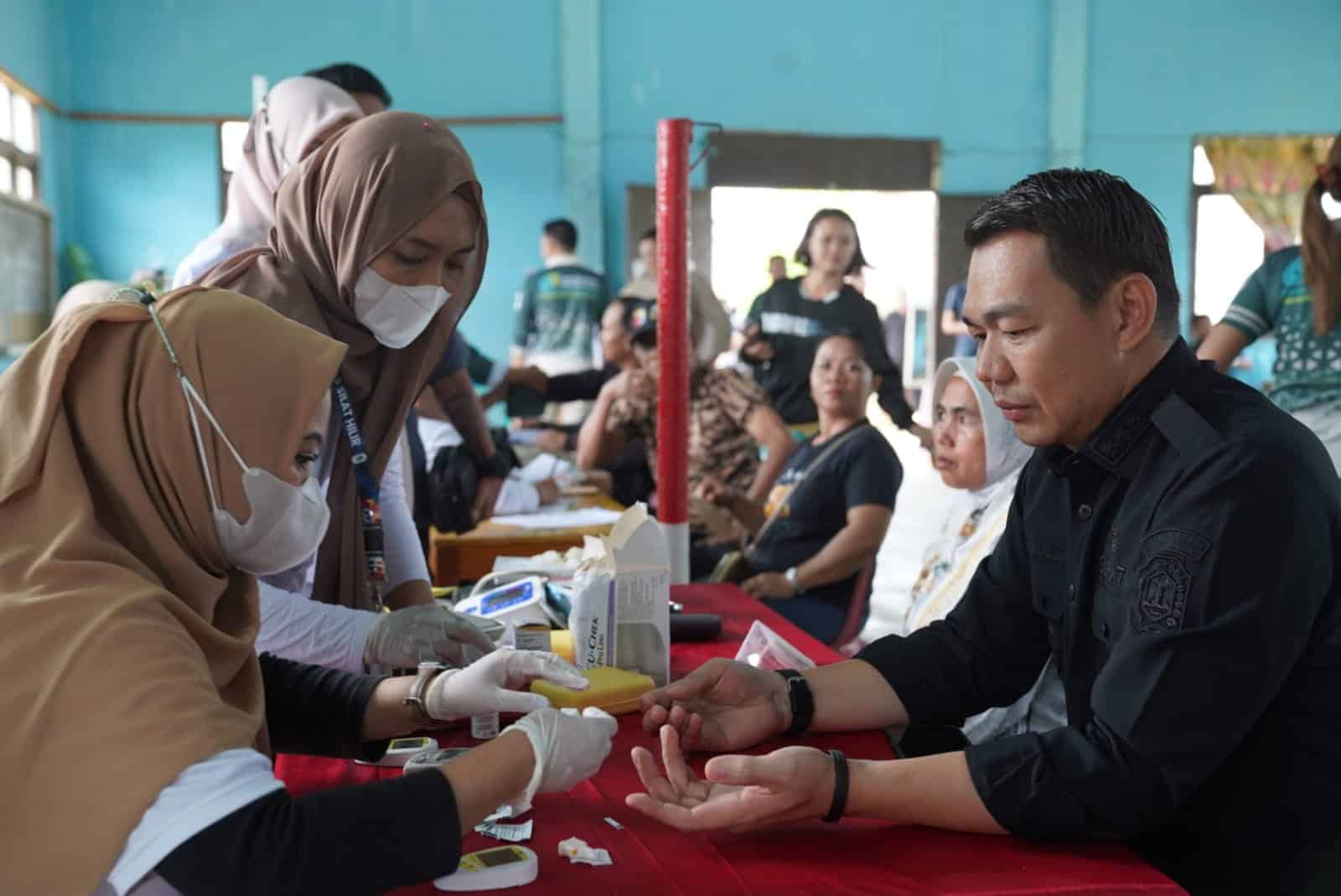 Bupati Kapuas Hulu Tinjau PKB dan Sunatan Massal di Desa Miau Merah Silat Hilir