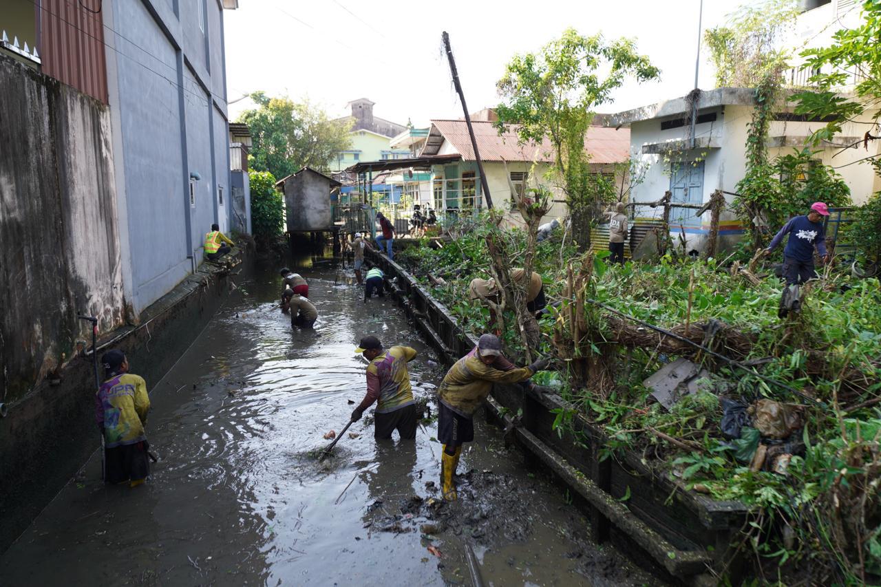 Peringati Hari Buruh, Aksi Bersih-bersih Parit di Pontianak Libatkan Pekerja, Warga dan ASN