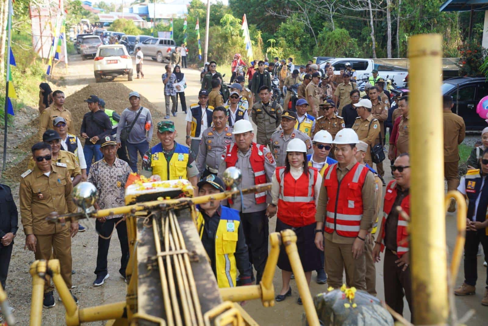 Bupati Kapuas Hulu Luncurkan Proyek Ruas Jalan Simpang Sekubah - Jongkong Senilai Rp 10 Miliar
