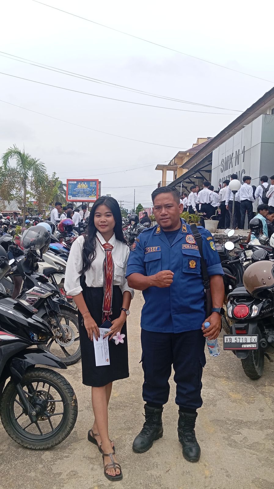 Tak Hanya Padamkan Api, Petugas Damkar Sintang Bantu Siswa Jadi Wali Ambil Amplop Kelulusan