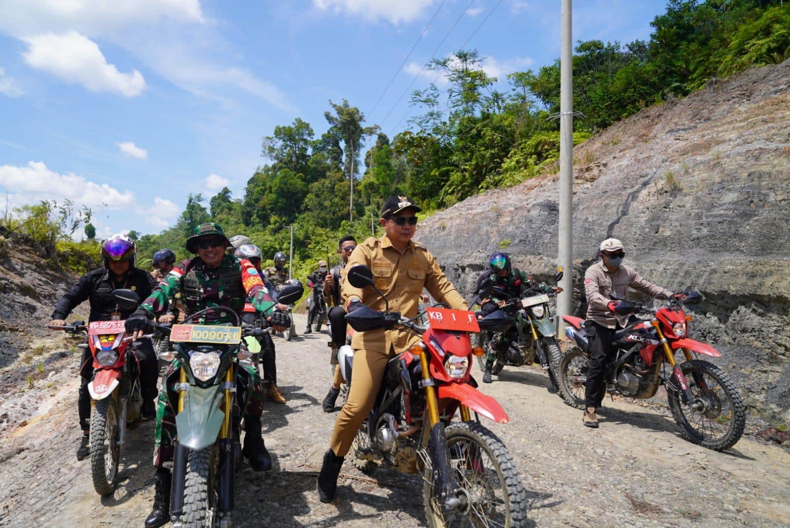 Bupati Fransiskus Ucapkan Terima Kasih kepada Kodim 1206 Putussibau, Buka Akses Jalan Terisolir Lewat TMMD