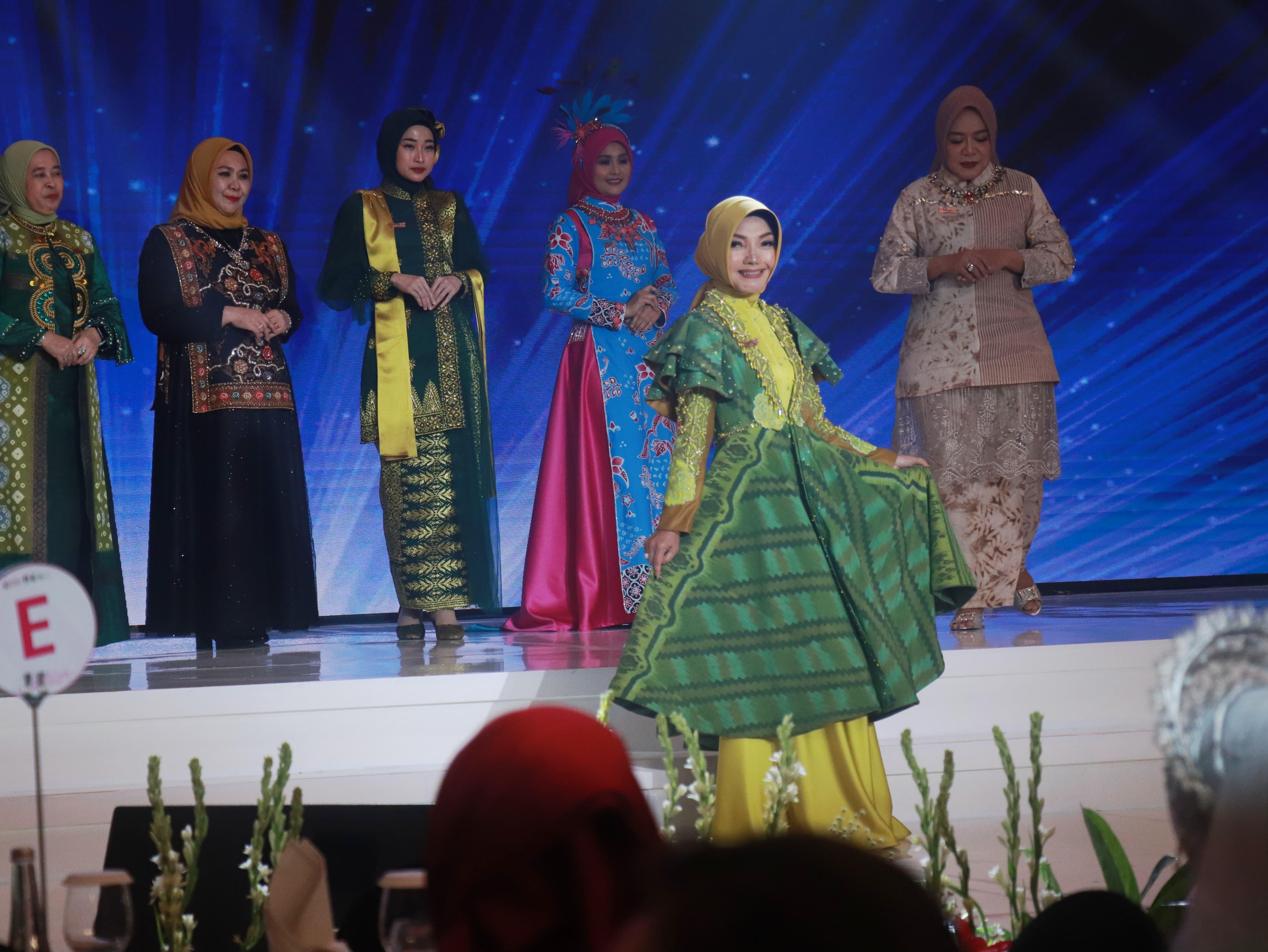 Pontianak Tampilkan Corak Insang di Fashion Show Apeksi Surabaya