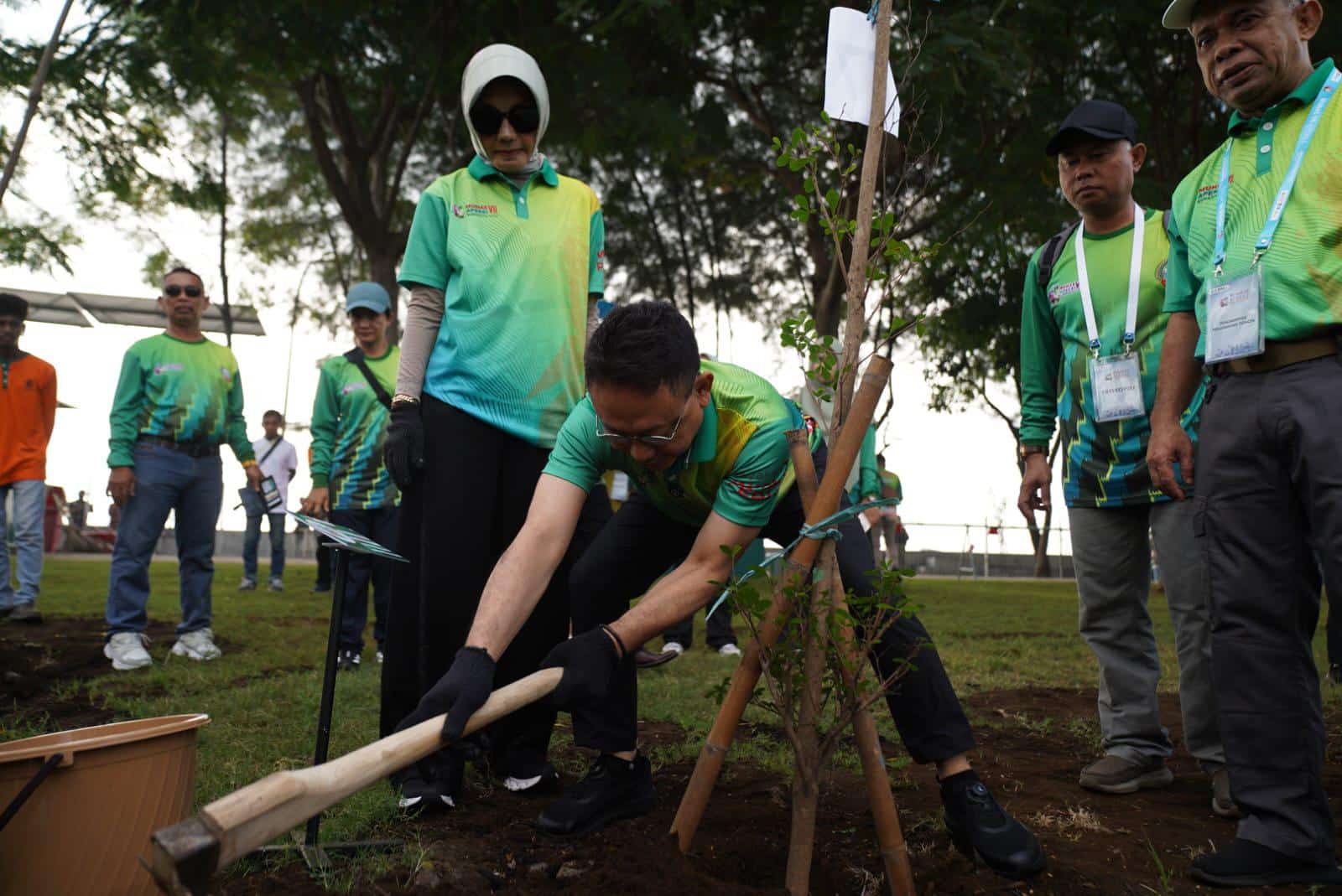 Wali Kota Pontianak Tanam Pohon Ketapang Kencana di Taman Surabaya