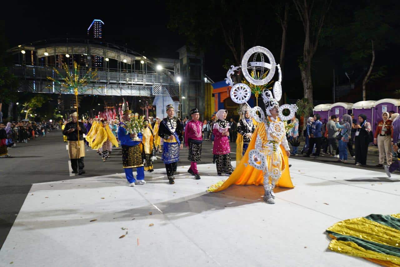 Kostum Ikonik Pontianak Pukau Penonton Karnaval Budaya di Surabaya