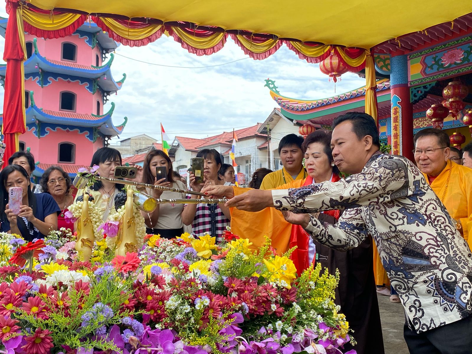 Umat Buddha di Kalbar Memandikan Rupang Buddha di Hari Waisak, Ini Maknanya