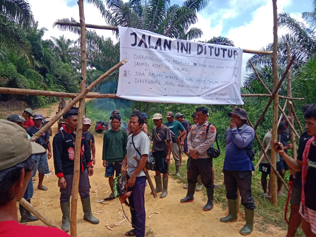 Polsek Dedai Amankan Aksi Pemortalan Jalan oleh Warga di Kawasan PT BSL