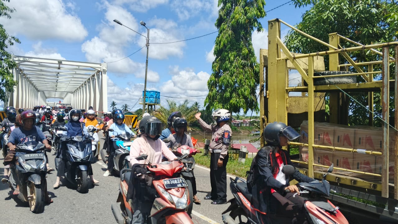 Truk Pecah Ban di Jembatan Kapuas Putussibau, Satlantas Kapuas Hulu Atur Antrean Lalin