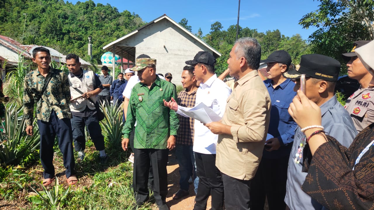 Kunjungi Mempawah, Menteri LH Tinjau Desa Peduli Gambut dan Taman Mangrove di Desa Pasir