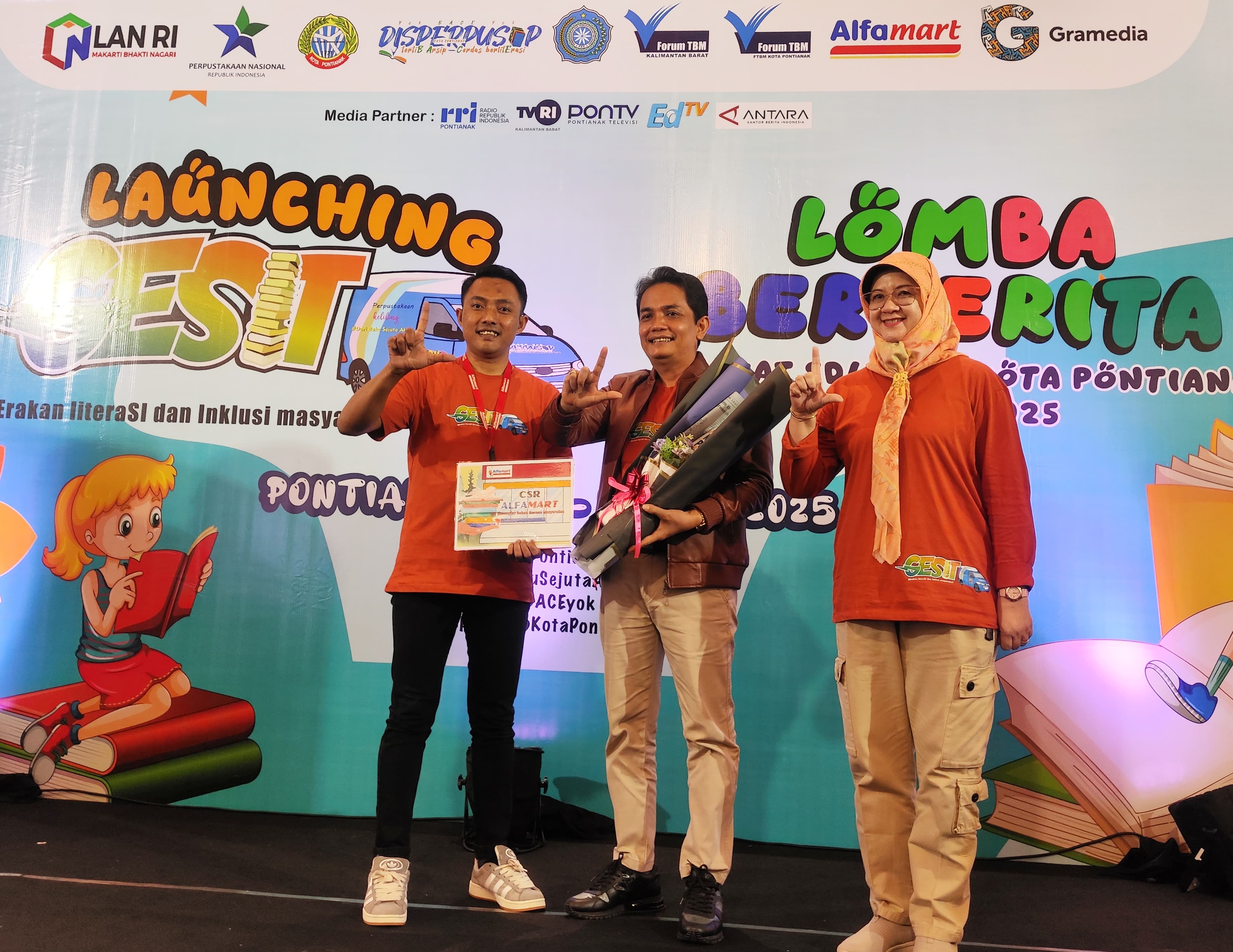 Alfamart Sumbang Ratusan Buku, Dukung Program Gesit Pemerintah Kota Pontianak