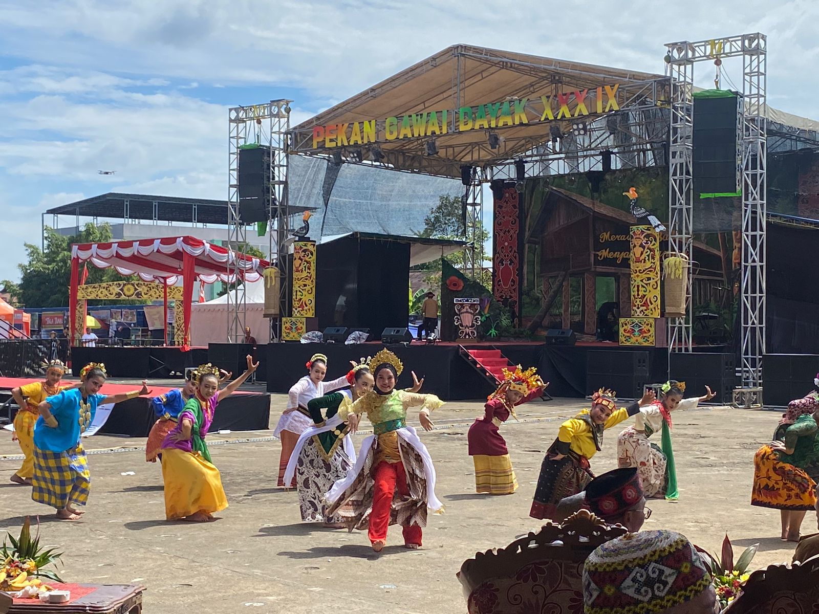 Tarian Kolosal 24 Etnis di Kalbar Meriahkan Pembukaan Pekan Gawai Dayak ke-39