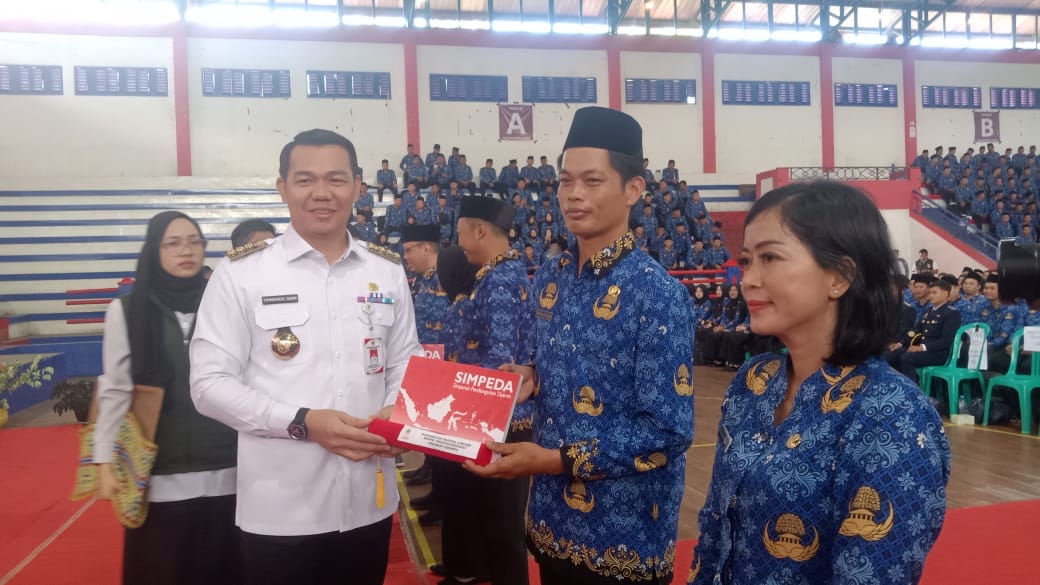 Bupati Kapuas Hulu Serahkan SK Pengangkatan PPPK Tahap I Formasi Umum dan CPNS Formasi STTD TA 2024