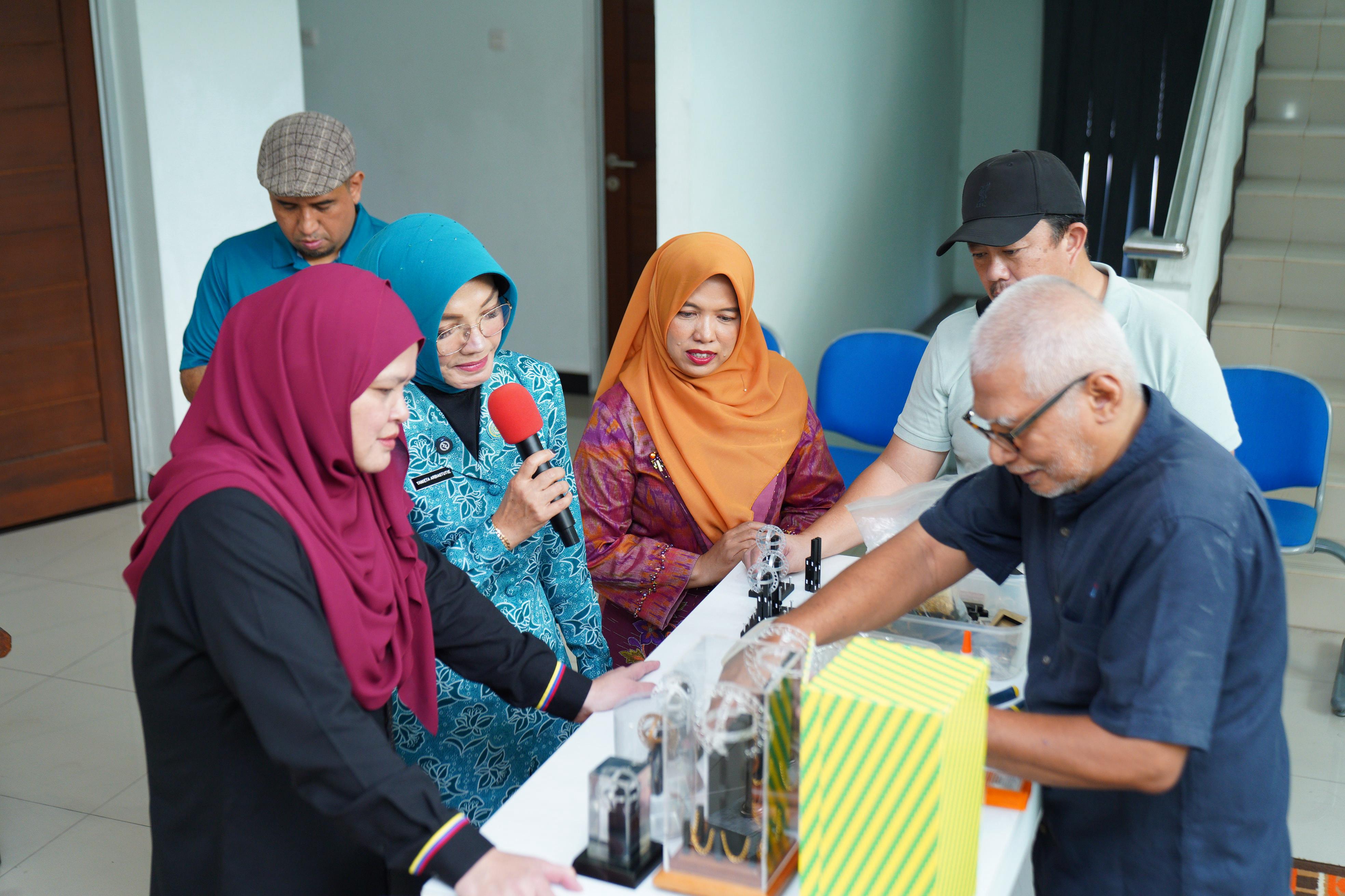 Delegasi Malaysia Terkesan Produk Kriya di UMKM Center