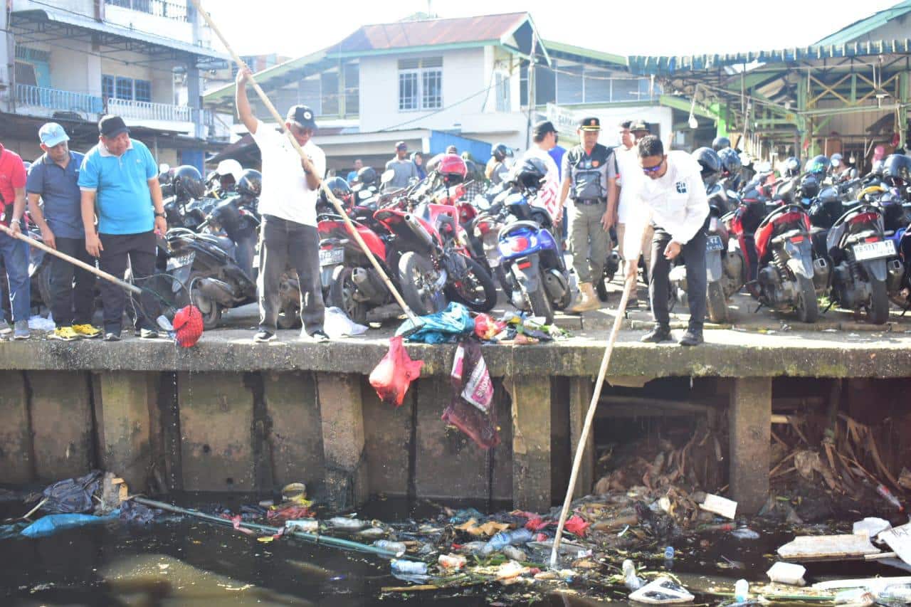 Edi Kamtono Pimpin Gotong Royong Bersihkan Parit di Pasar Flamboyan