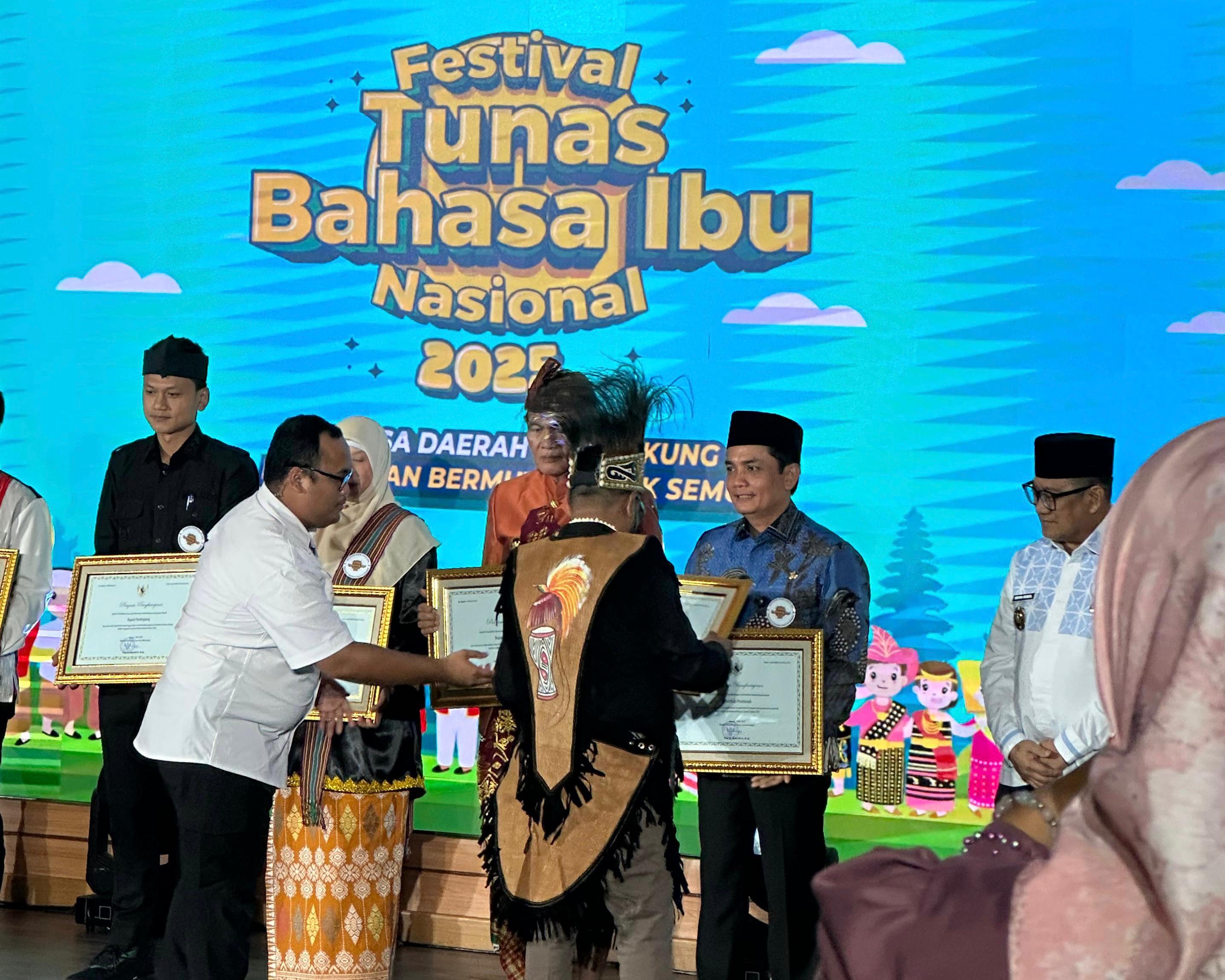 Komitmen Lestarikan Bahasa Daerah, Wali Kota Pontianak Raih Penghargaan Nasional