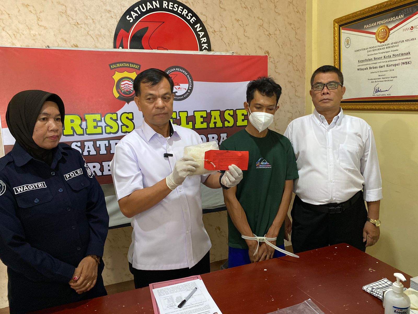 Polisi Tangkap Pria asal Sanggau Bawa Sabu 1 Kg, Simpan di Gantungan Motor