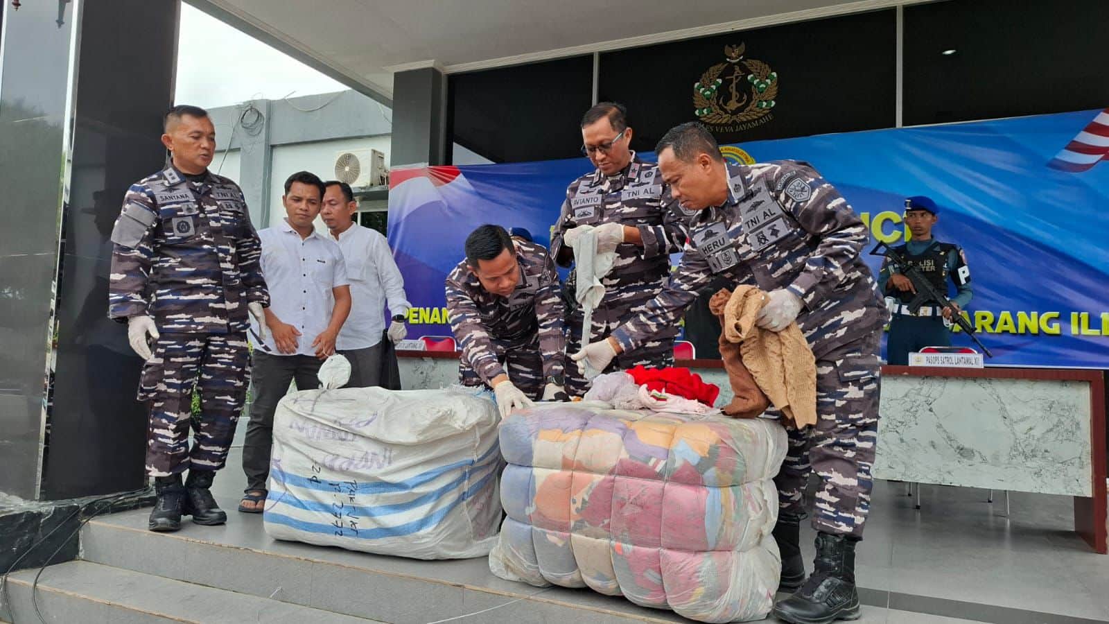 Lantamal XII Gagalkan Penyelundupan 22 Koli Pakaian Bekas Ilegal di Pelabuhan Dwikora