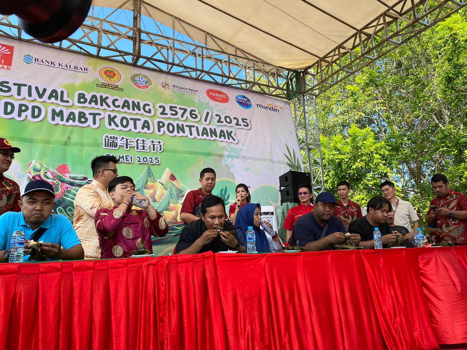 Serunya Warga Pontianak Adu Cepat Makan Bakcang Tanpa Minum