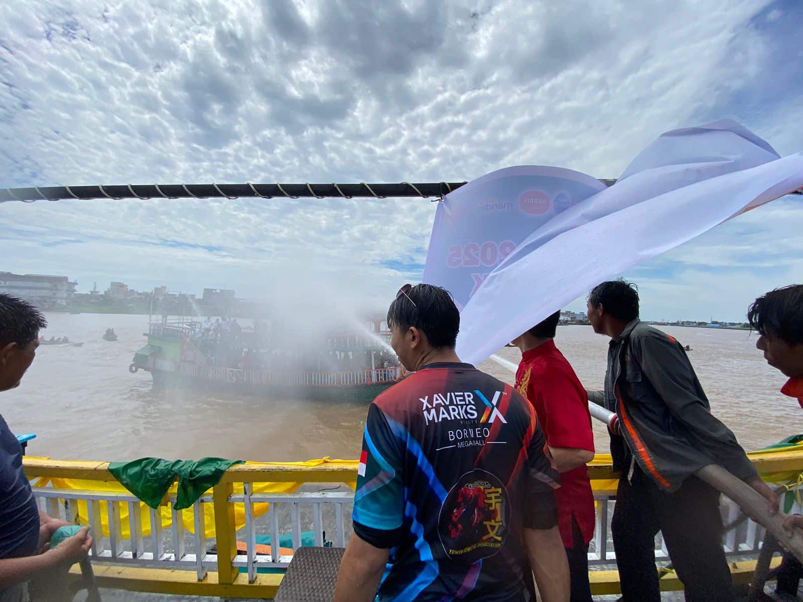 Perang Air Meriahkan Festival Bakcang 2025 di Pontianak