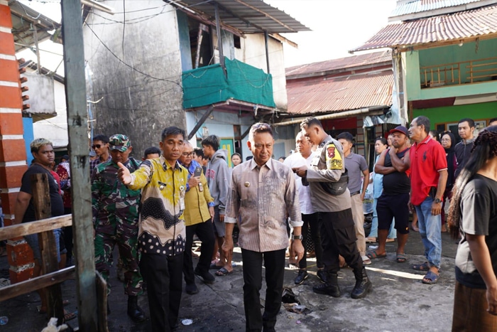 Kebakaran di Kampung Beting Pontianak Ludeskan 7 Rumah, Wali Kota Edi Kamtono Temui Para Korban