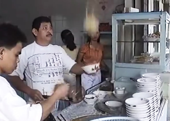 Video Tahun 1998 Perlihatkan Aktivitas di Warung Bakso Sapi & Bakmi Ayam 68 Singkawang, Rekam Kehangatan Kuliner Tempo Dulu