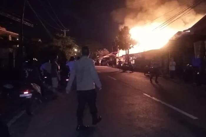Tiga Bangunan Ludes Terbakar di Pontianak Barat, Salah Satunya Rumah Wartawan Senior