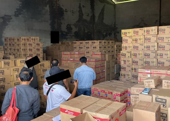 Diduga Jadi Gudang Oli Palsu, Komplek Extra Joss Kubu Raya Digeledah Tim Gabungan