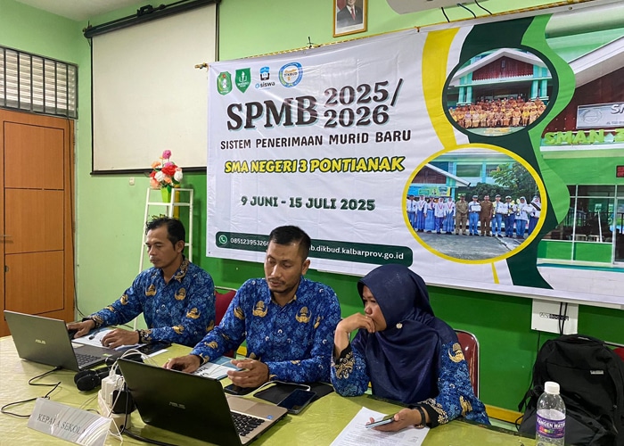 Guru SMAN 3 Pontianak Lembur Hadapi Lonjakan Jalur Domisili Penerimaan Siswa Baru