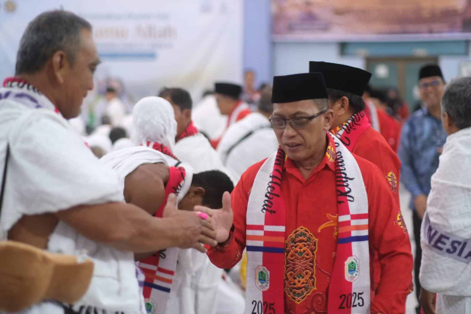 Lepas Keberangkatan ke Tanah Suci, Wakil Bupati Sukardi Doakan Calon Jemaah Jadi Haji yang Mabrur