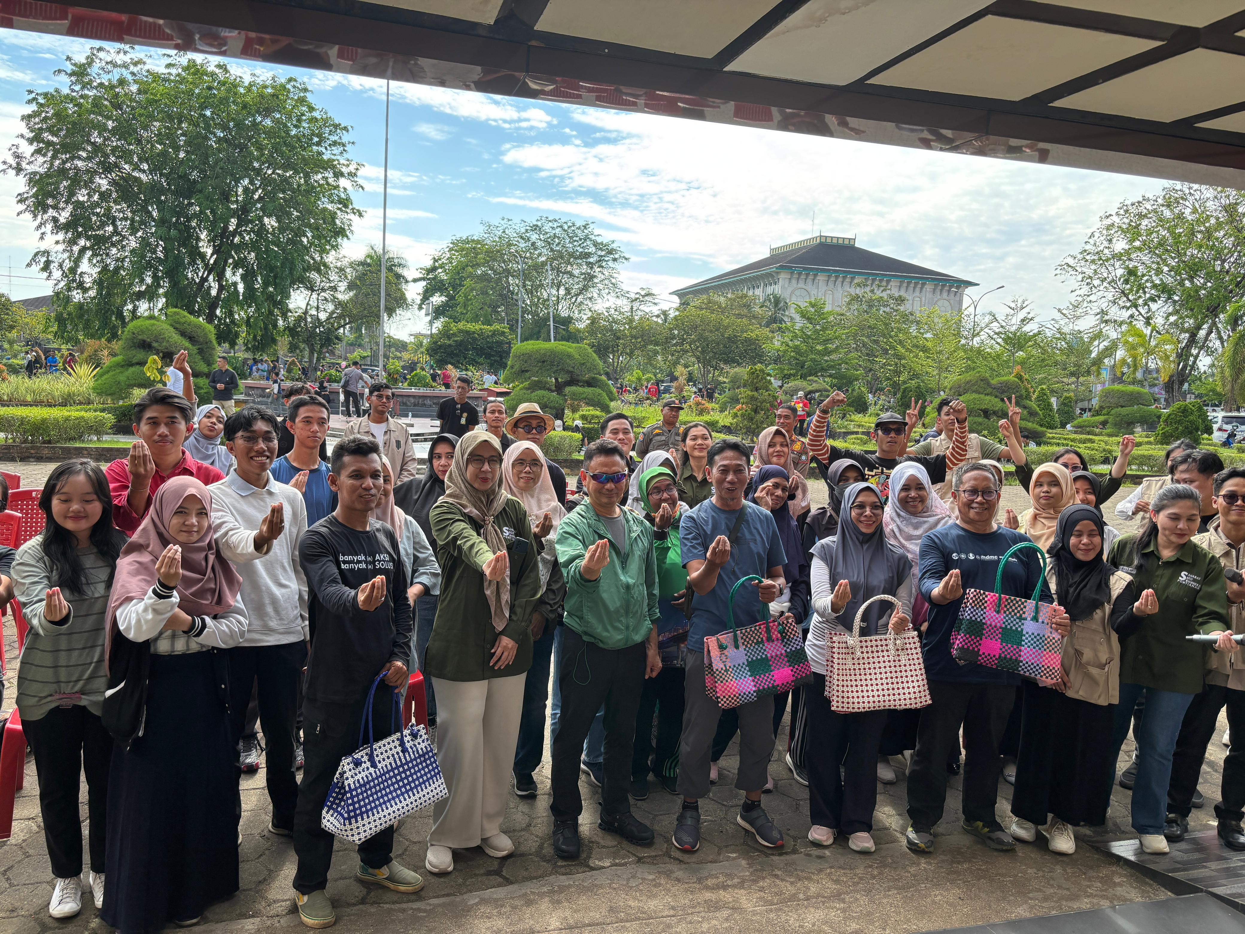 Eco Bhinneka Bagikan 350 Besek Untuk Wadah Daging Kurban, Dorong Tradisi Ramah Lingkungan
