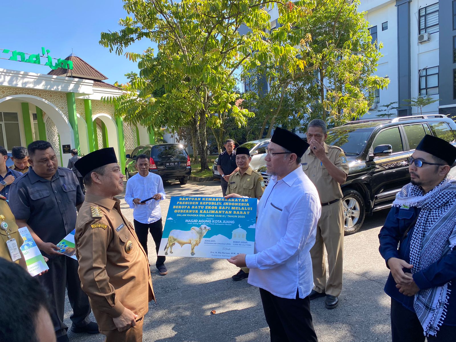 Pemprov Kalbar Serahkan 49 Ekor Sapi Kurban, Termasuk Satu dari Presiden Prabowo