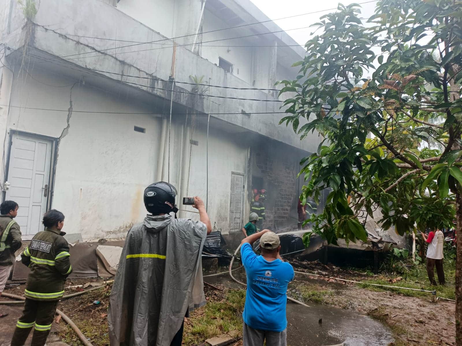 Gudang Penyimpanan Barang di Sungai Kakap Terbakar, Diduga Akibat Korsleting Listrik