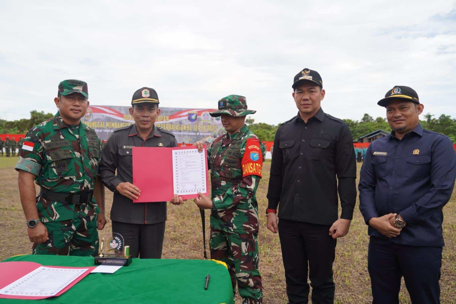 Bupati Kapuas Hulu Hadiri Penutupan TMMD Reguler ke-142 di Dusun Umbin Tapang Da’an