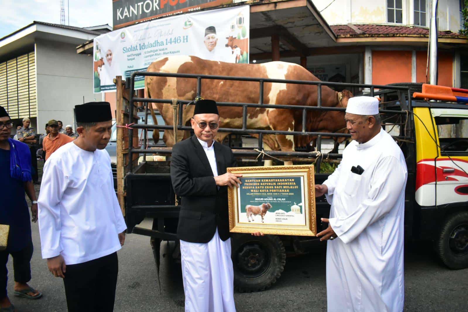 Edi Kamtono Serahkan Sapi Bantuan Presiden RI kepada Pengurus Masjid Agung Al Falah