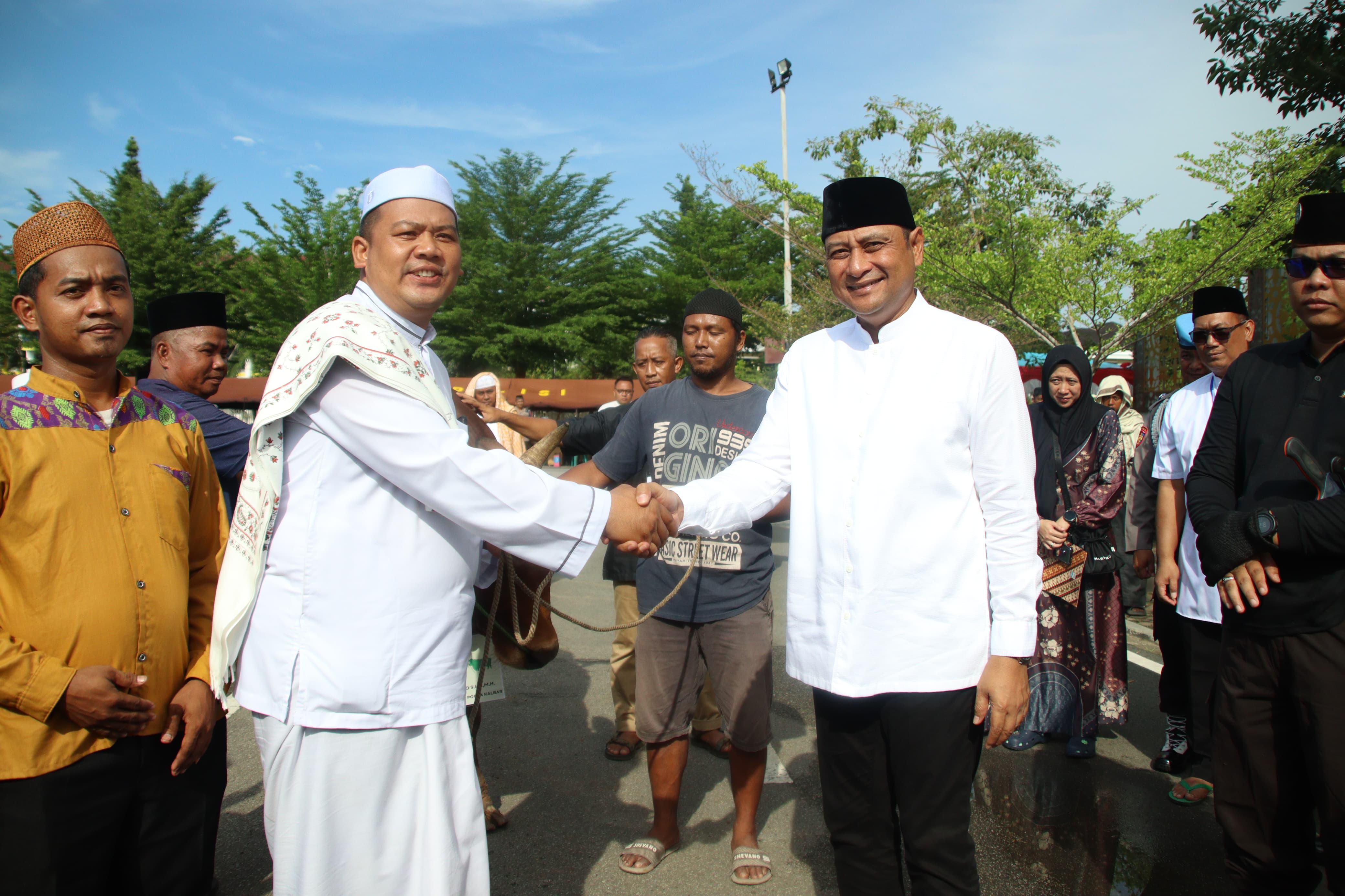 Momen Iduladha, Kapolda Kalbar Serahkan 192 Hewan Kurban