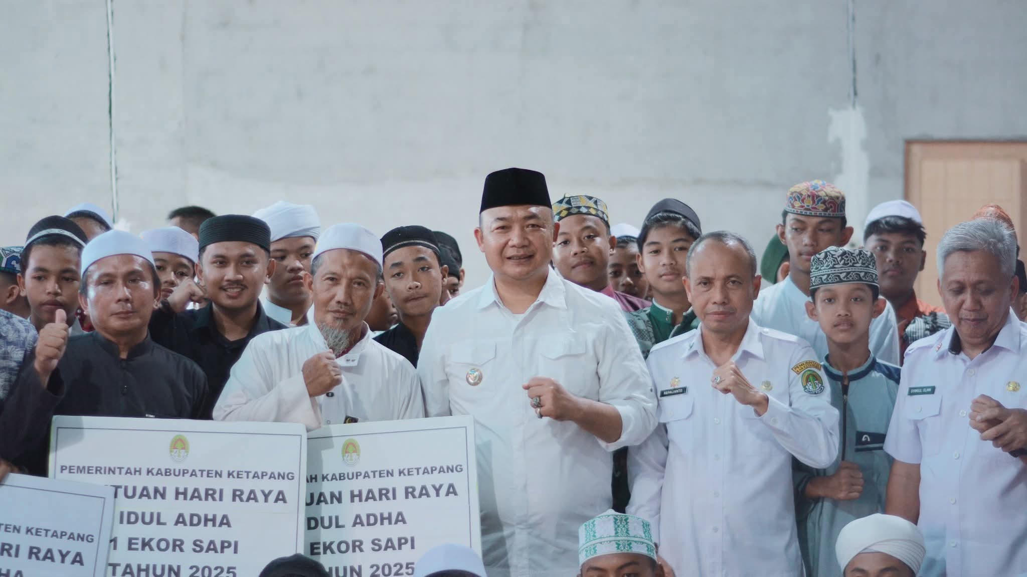 ‎Bupati Ketapang Serahkan Hewan Kurban ke Sejumlah Masjid dan Pondok Pesantren