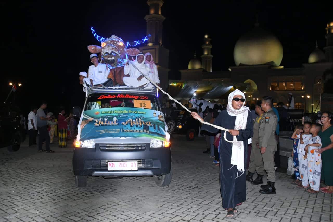 Pawai Takbir Mobil Hias Meriahkan Malam Iduladha di Kayong Utara