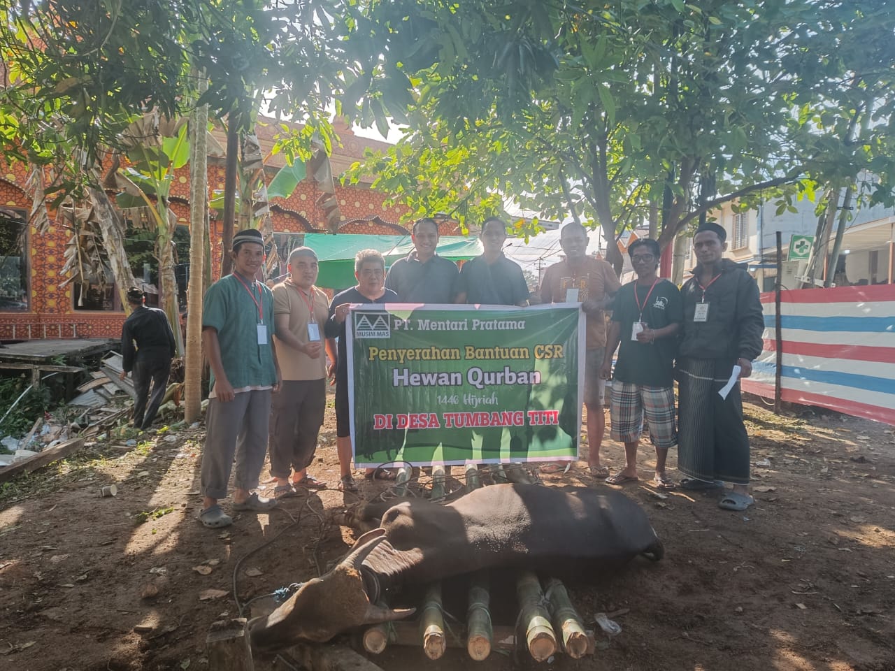 PT LAP dan PT MP Salurkan Bantuan Sapi Kurban untuk Warga Titi Baru, Tumbang Titi dan Pebihingan