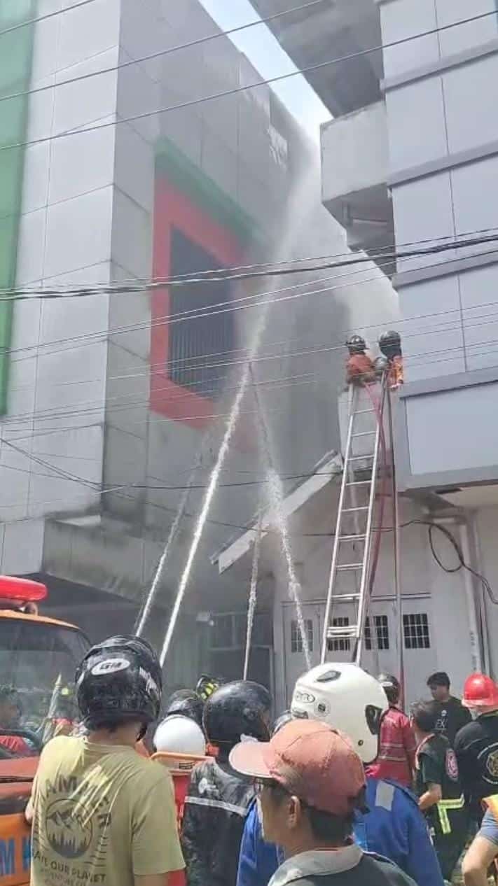 Api Lahap Toko Elektronik di Nusa Indah II Pontianak, Damkar Kesulitan Air