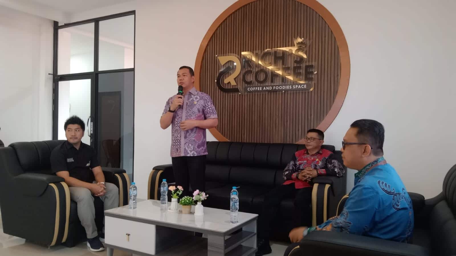 Bupati Kapuas Hulu Hadiri Grand Opening Rich's Coffee dan Diamond Pool Putussibau